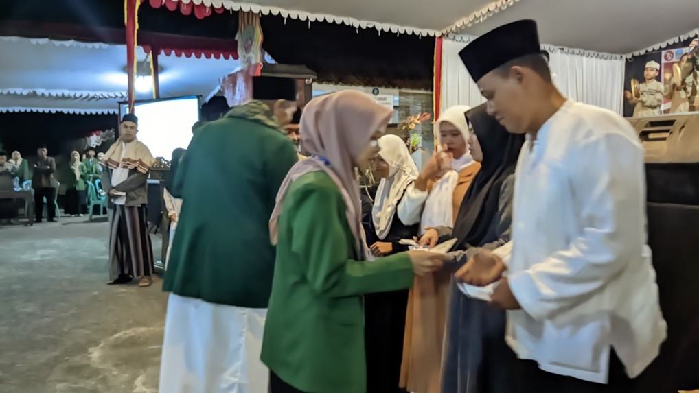 santunan anak yatim piatu oleh mahsiswa kkn litera stitnu al farbai pangandaran desa cintaratu