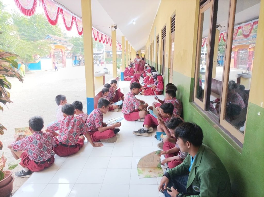 Mahasiswa KKN Litera STITNU Al Farabi Pangandaran Perkuat Literasi di Desa Karangjaladri