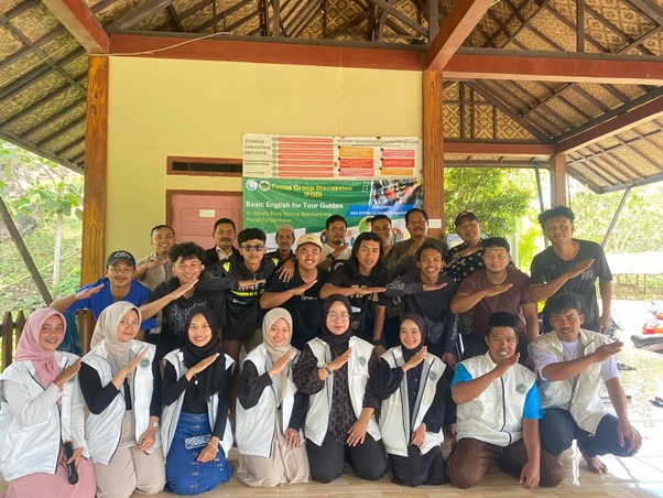 Pelatihan Pemandu Bahasa Inggris oleh Mahasiswa KKN LITERA STITNU Al Farabi Pangandaran